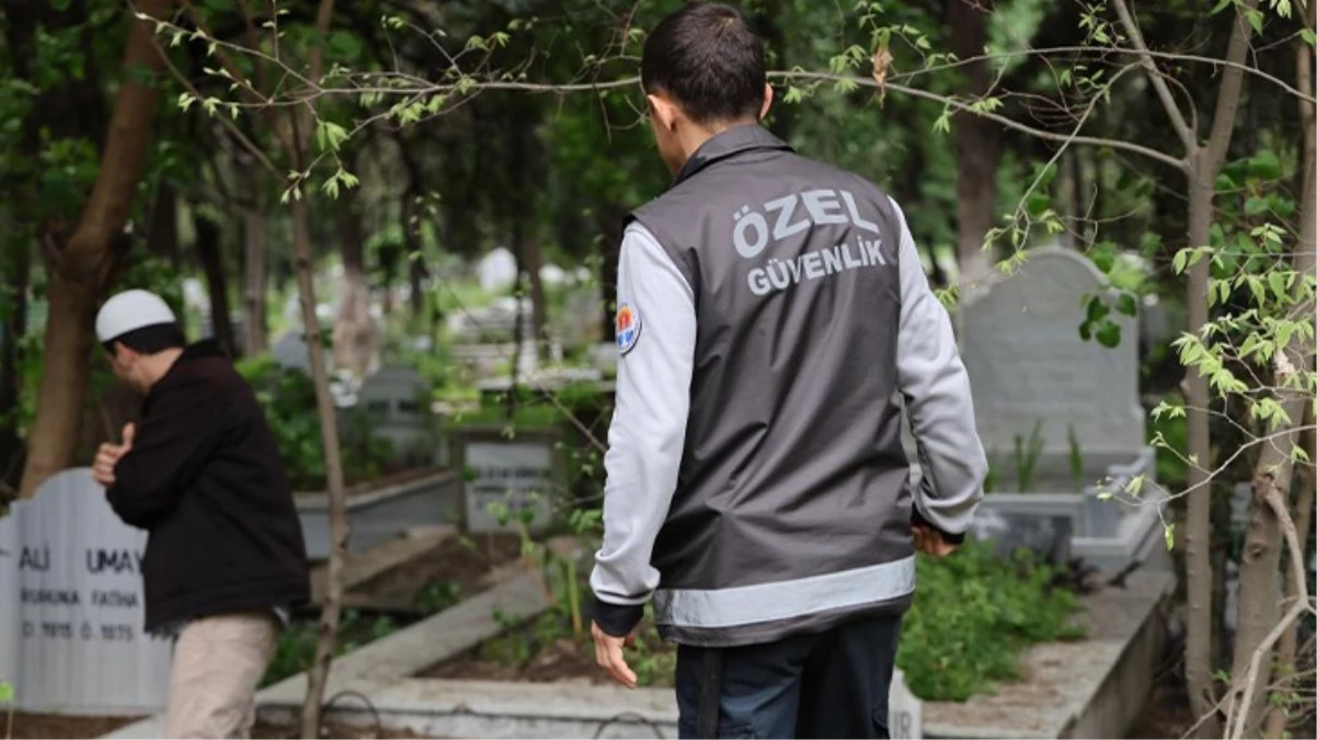 Arife günü mezarlıklarda 'sahte hoca' denetimi: Duayı yanlış okuyanlar dışarı çıkartıldı