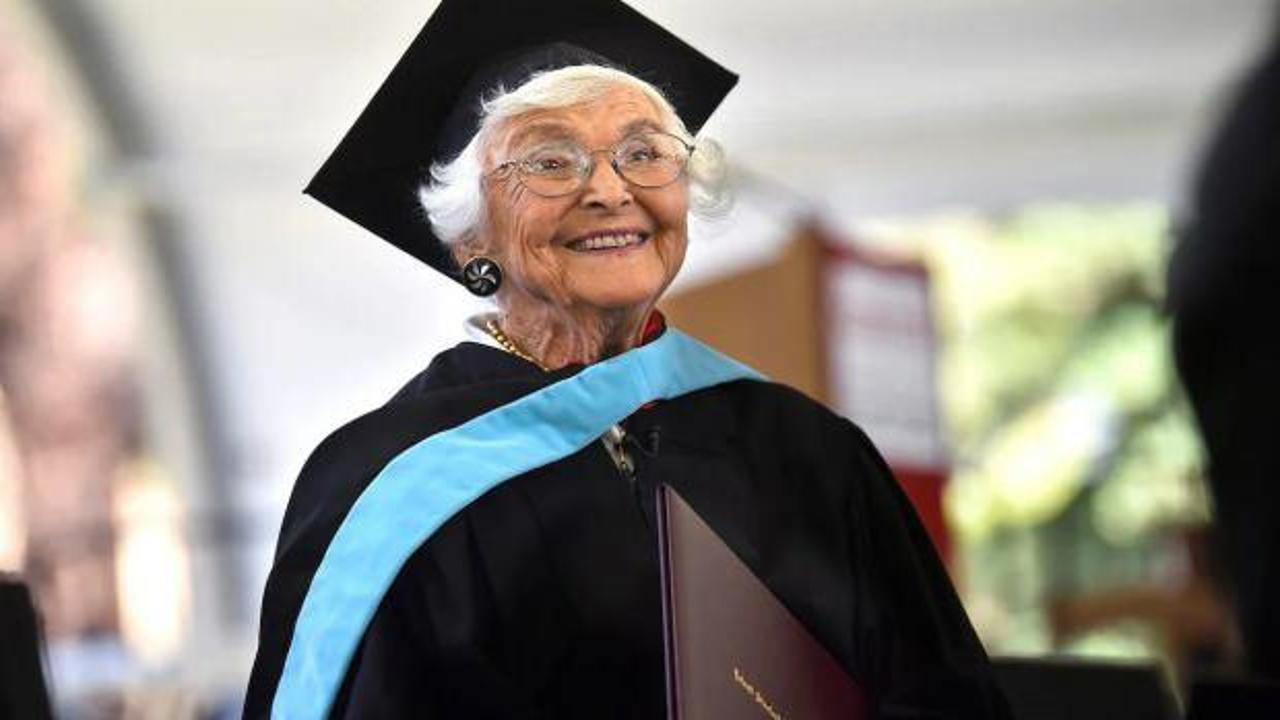 105 yaşındaki kadın, 83 yıl sonra yüksek lisansını tamamladı