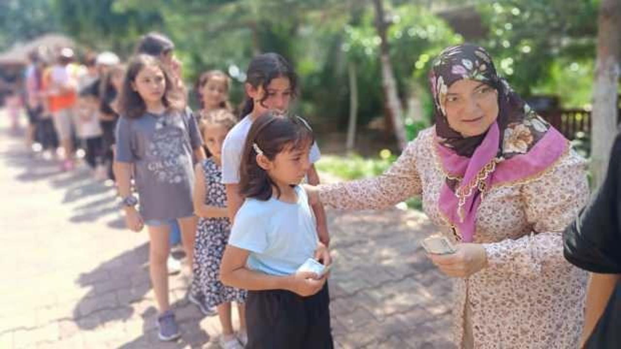 Adana'da 18 yıldır devam eden gelenek! Çocuklar bu bayramda da harçlıklarını aldı