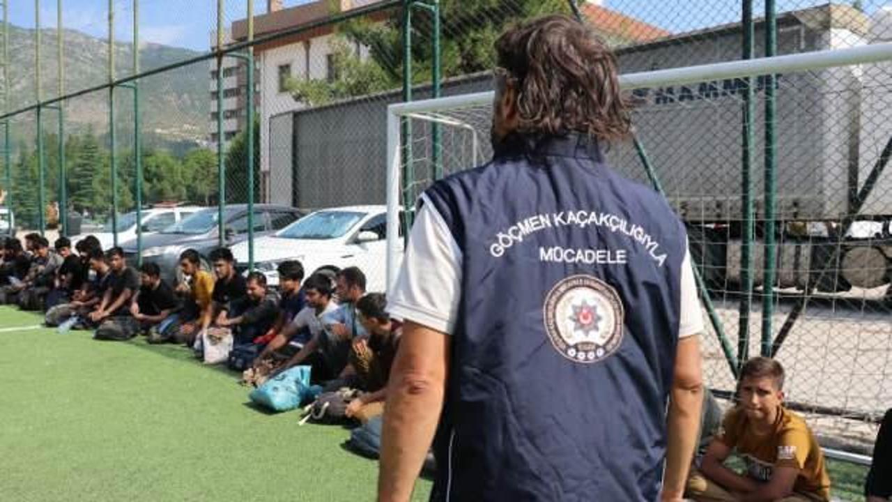Alüminyum taşıyan tırın dorsesinde 23 düzensiz göçmen yakalandı