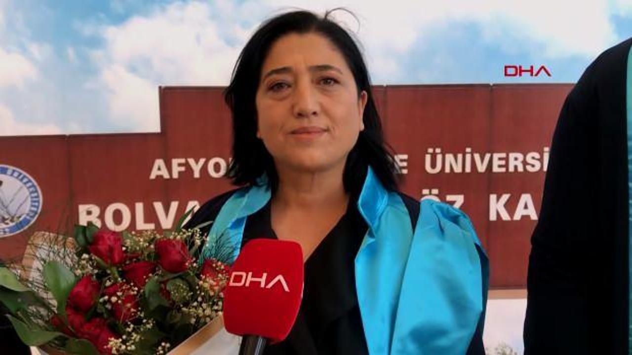 Anne ve ikizleri üniversiteden aynı gün mezun oldu