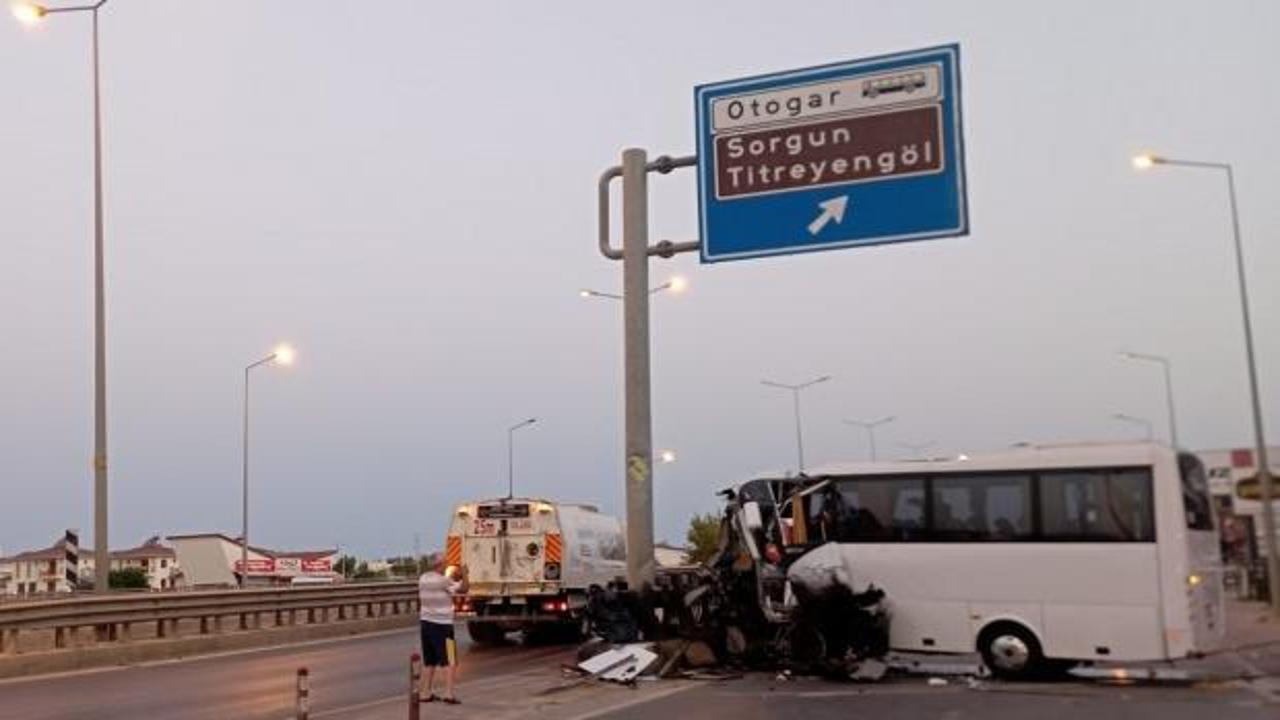 Antalya'da direğe çarpan tur midibüsündeki 15 kişi yaralandı
