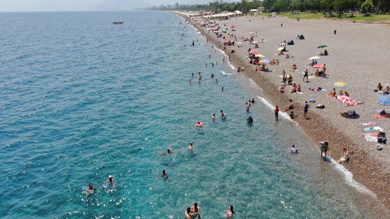 Antalya'da nem yüzde 80'i buldu, sahiller doldu