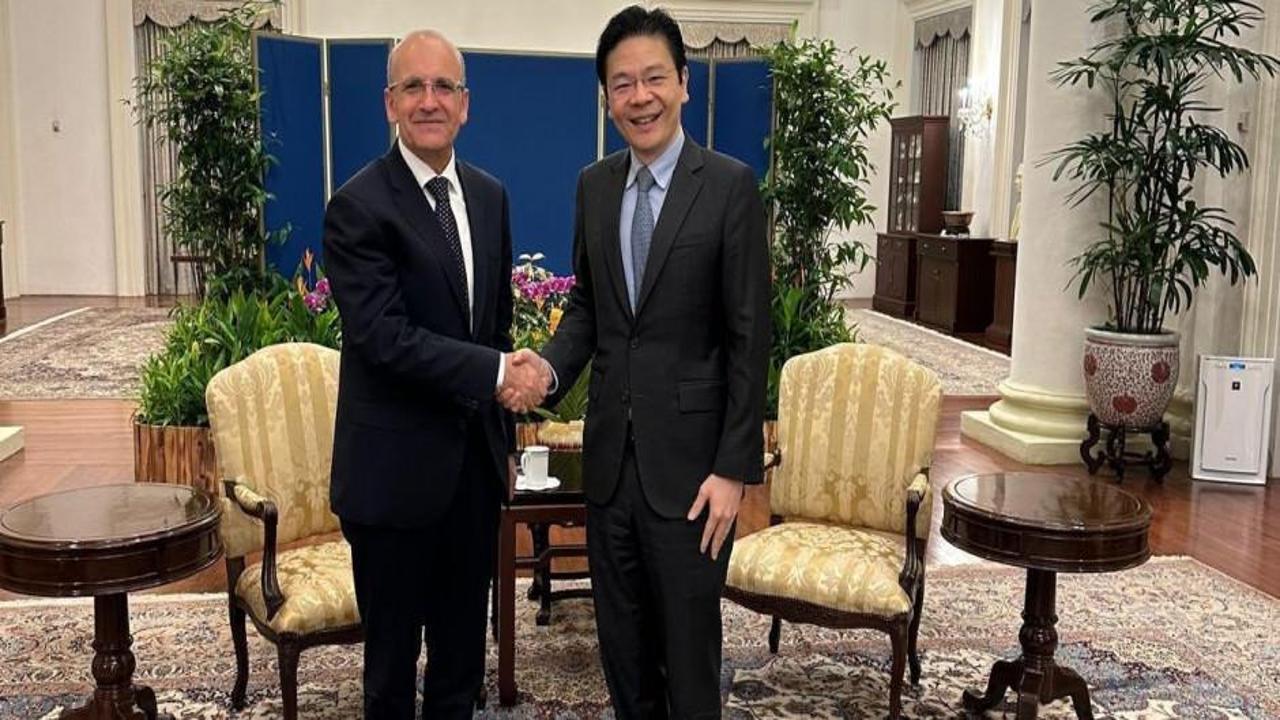 Bakan Şimşek, Asya'daki ilk yatırımcı toplantısı için Singapur'da