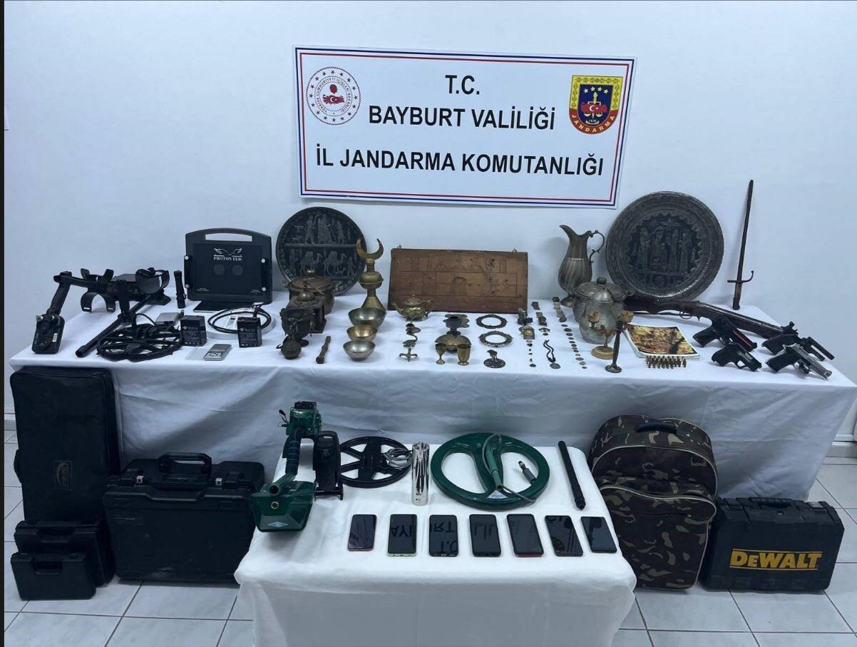 Bayburtta 43 Parçadan Oluşan Tarihi Eserler İle 13 Adet Sikke Ele Geçirildi