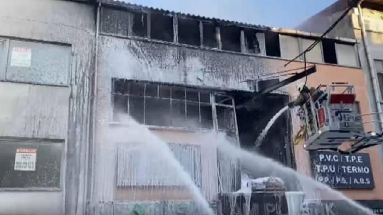 Bayrampaşa'da plastik hammadde üreten işyerinde yangın