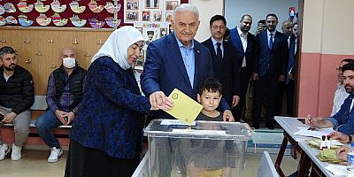 Binali Yıldırım’dan oy kullanan eşine: Karar veremedin mi? 