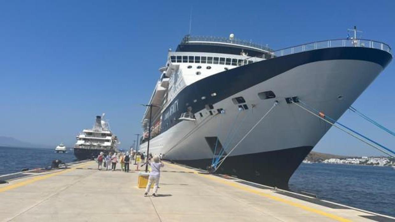 Bodrum'a kruvaziyer akını! 2412 turist ilçeye geldi