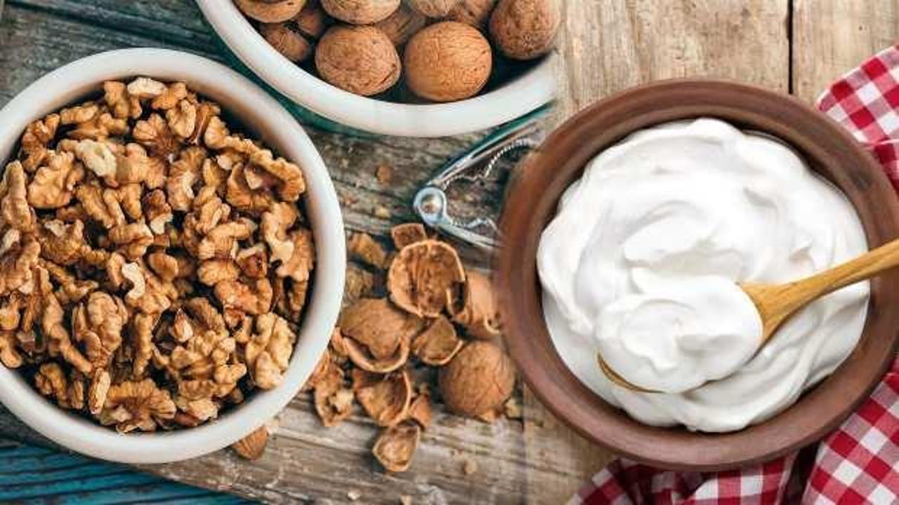 Bu ikili sabaha %100 şarjla başlamanızı sağlayacak! Cevizli yoğurt tarifi: Yoğurdun içine ceviz konulur mu?