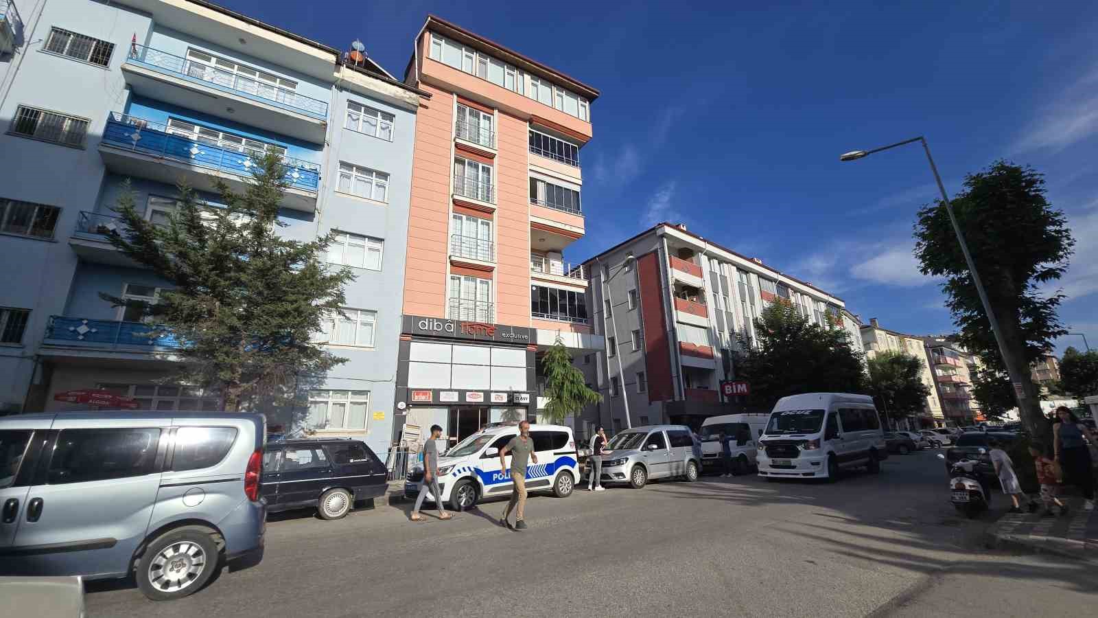 Cam Silerken 3. Kattan Düşen Genç Kız Hayatını Kaybetti