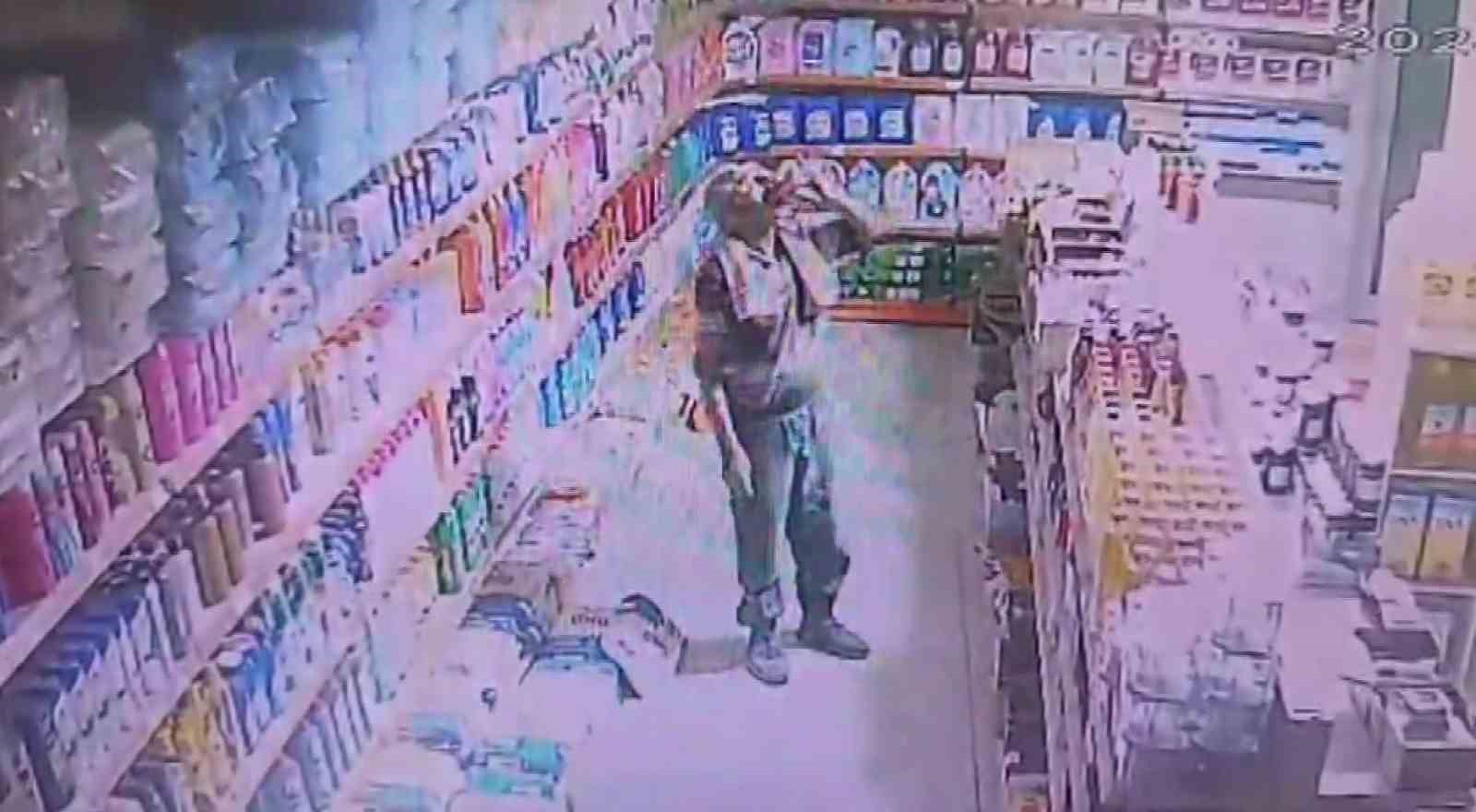 Duvarı Delip Markete Girdi, Yakalanınca Ben Değilim Dedi