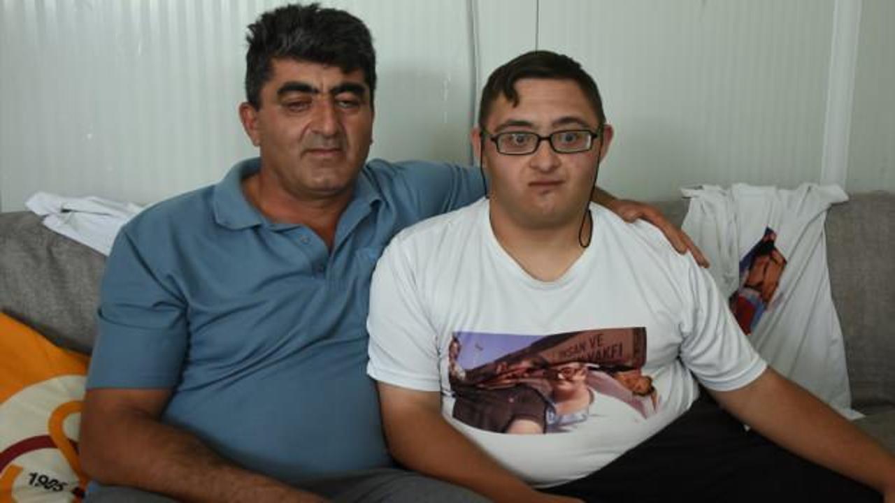 Görme engelli baba down sendromlu oğluna hem annelik hem babalık yapıyor