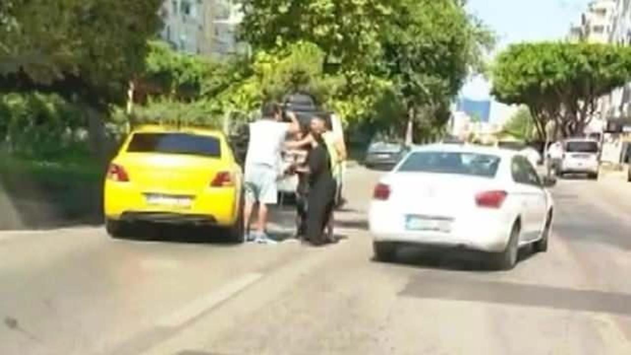 Husumetlileri önünü kesti, müşterisi olduğu taksiyi kaçırdı