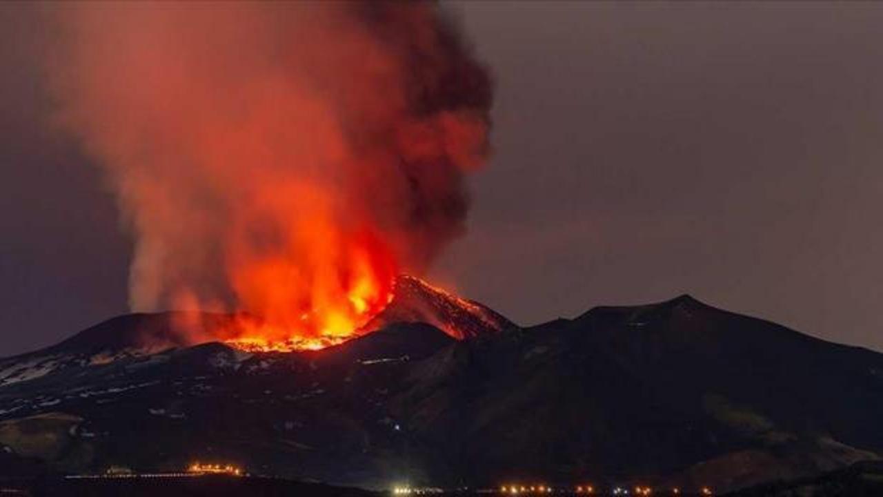 İtalya'da Etna Yanardağı kül ve lav püskürtmeye devam ediyor