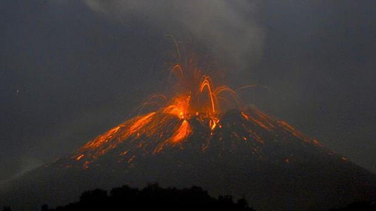 İtalya'da Etna'dan sonra Stromboli Yanardağı da faaliyete geçti