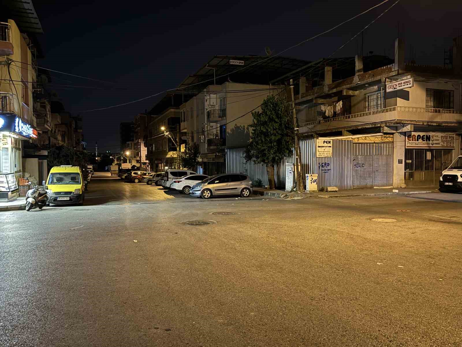 İzmirde Motosiklet İle Hafif Ticari Aracın Çarpıştığı Feci Kaza Kamerada