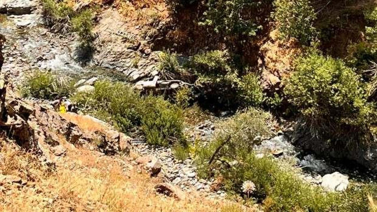 Kamyonet, uçuruma yuvarlandı: 2 ölü, 1 yaralı