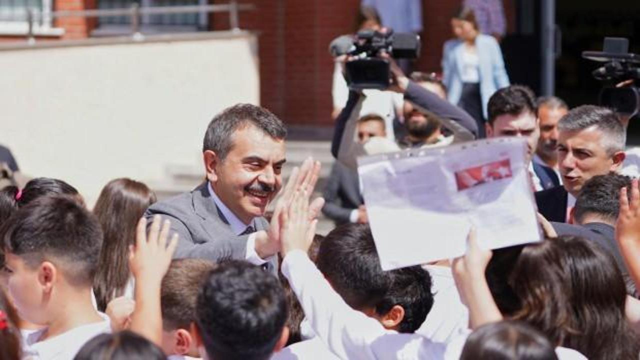 Milli Eğitim Bakanı Tekin, öğrencilerin karne heyecanına ortak oldu
