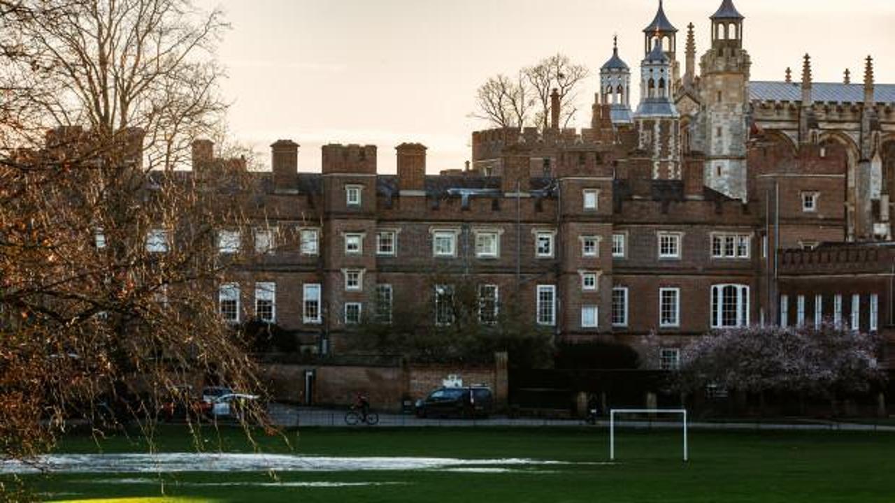 Orada kalabilmek için Nokia'nın tuşlu telefonunu kullanmak zorundalar!