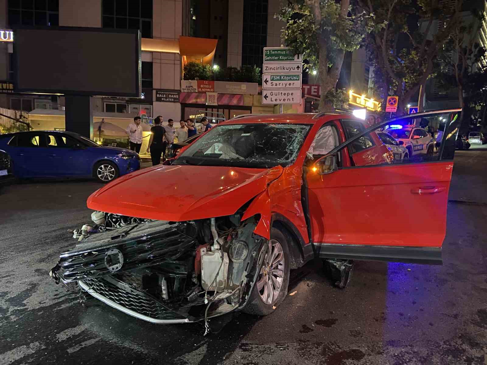Şişlide Ters Yöne Giren Alkollü Sürücünün Sokağı Birbirine Kattığı Anlar Kamerada: 2 Yaralı