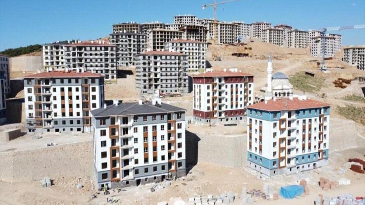 TOKİ, '4 kat sınırı olan yerde 5 katlı bina diktiği' iddialarını yalanladı