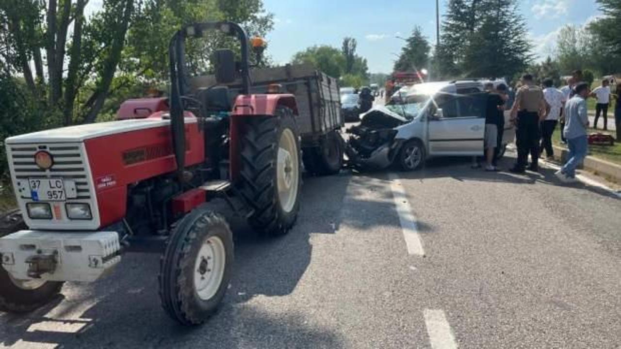 Traktör römorkuna arkadan çarpan araç hurdaya döndü: 5 yaralı