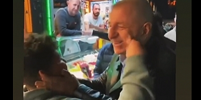 Ümit Özdağ'ın yanağını sıktı, kahkahalar geldi