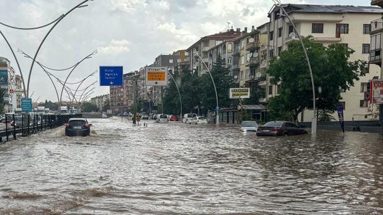 Uşak'ta sağanak ve dolu: Yollar göle döndü