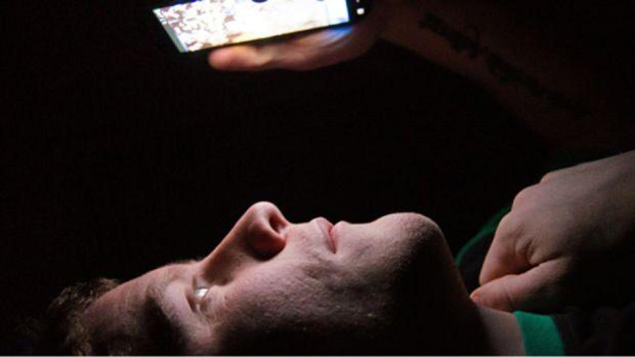 Uyumak isteyip uyuyamamanın temel sebebi: Gece uyku arasında telefondan uzak durun!