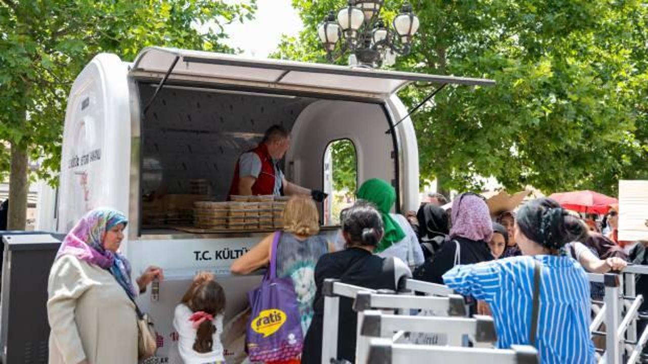 Vakıflar Genel Müdürlüğü 'Emutullah Hanım Vakfı'nın gelirleriyle 81 ilde aşure dağıttı